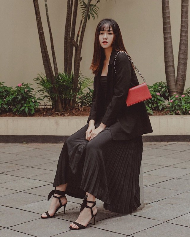 Nàng Á hậu được ví là bản sao của Hà Tăng: Style chỉ toàn màu đen - trắng nhưng sang chảnh như tiểu thư nhà trâm anh thế phiệt - Ảnh 4. Nàng Á hậu được ví là bản sao của Hà Tăng: Style chỉ toàn màu đen - trắng nhưng sang chảnh như tiểu thư nhà trâm anh thế phiệt - Ảnh 4.