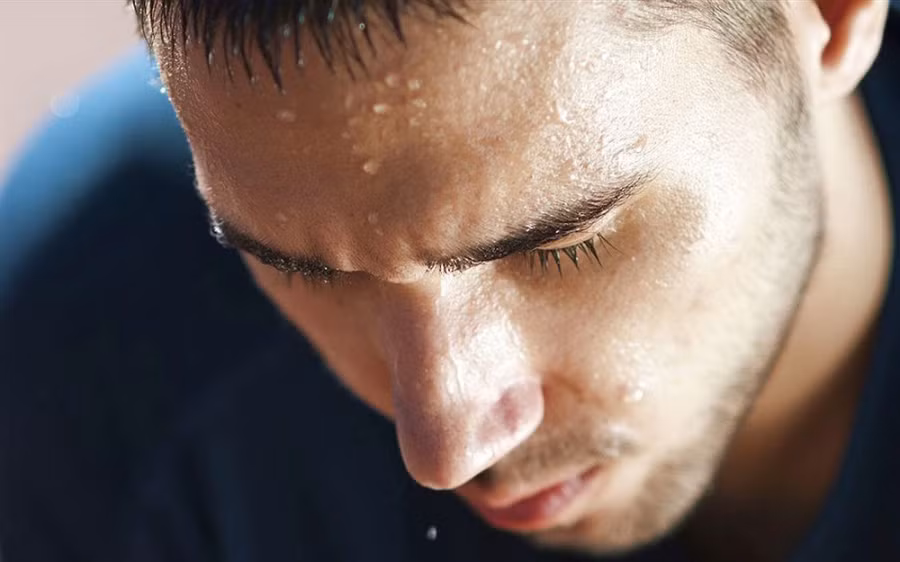 Nếu trán của bạn thường xuyên đổ nhiều mồ hôi cho dù không có vận động mạnh thì nên quan tâm hơn đến chứng gan dương thượng cang. Ảnh minh họa. 