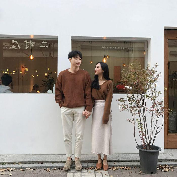 8 gợi ý diện đồ đơn sắc cực “hợp rơ” với chồng ảnh 1 muon dien do don sac ma “hop ro” voi chong, chi em dung bo qua 8 goi y nay! - 1