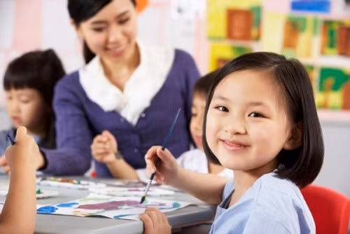 Đừng tiếc thời gian tìm hiểu và cân nhắc, để mỗi ngày đến trường của trẻ là một ngày vui (Ảnh minh họa)