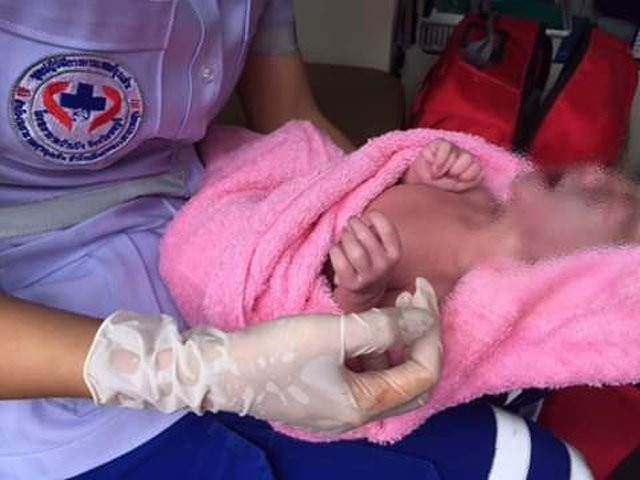 thai phu sinh con ngay tren duong toi benh vien, bac si sung so khi nhin chan tay dua tre - 4