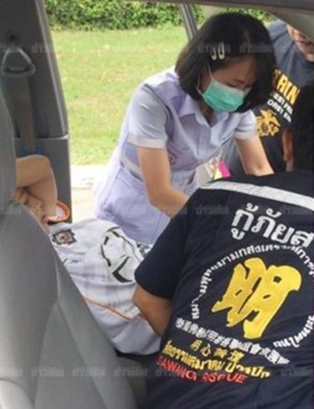 thai phu sinh con ngay tren duong toi benh vien, bac si sung so khi nhin chan tay dua tre - 1