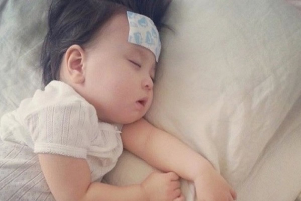 Khi trẻ sốt cao mẹ nên nới lỏng quần áo.