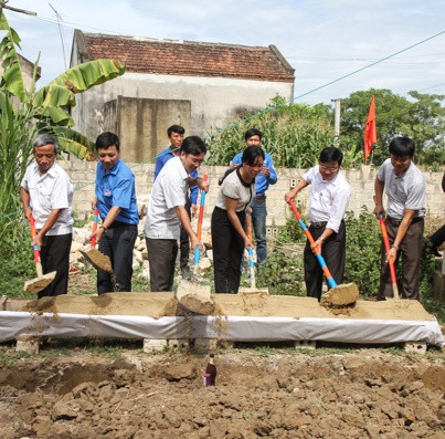 Lễ khởi công Ngôi nhà Khăn quàng đỏ cho em Phạm Thị Hằng, học sinh lớp 8A, Trường THCS Trường Minh, huyện Nông Cống, Thanh Hóa.
