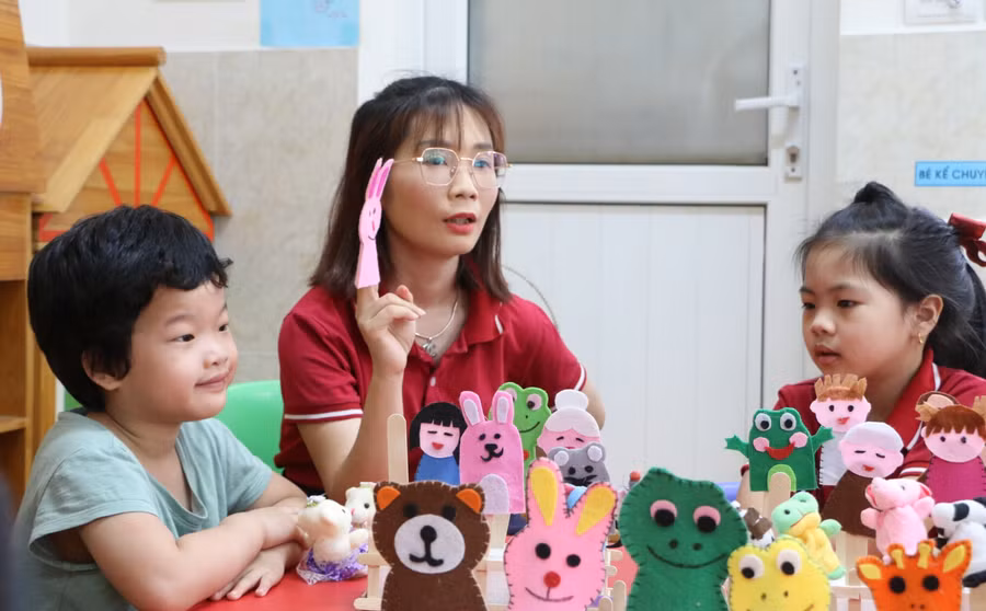 Cô trò Trường Mầm non Tương Mai trong một hoạt động trên lớp.