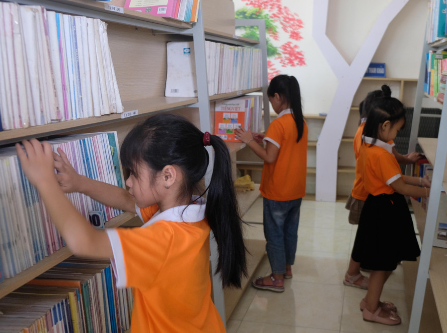 Kệ sách được trình bày ngăn nắp, khoa học, học sinh dễ dàng tìm loại sách mình yêu thích. Kệ sách được trình bày ngăn nắp, khoa học, học sinh dễ dàng tìm loại sách mình yêu thích.