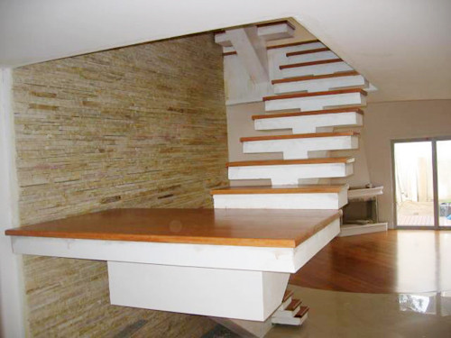 Các bậc cầu thang ốp gỗ thanh lịch, hài hòa với không gian chung của ngôi nhà nhưng cần phải sửa lại. nhung-thiet-ke-cau-thang-ton-tien-nhung-de-gay-hoa-4