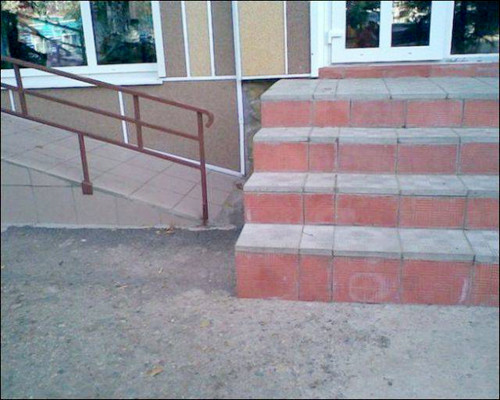 Người khuyết tật có lối đi riêng nhưng vẫn phải nhờ trợ giúp. nhung-thiet-ke-cau-thang-ton-tien-nhung-de-gay-hoa-6