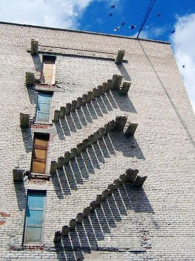 Tòa nhà có đủ cầu thang thoát hiểm nhưng vẫn bị chê trách. nhung-thiet-ke-cau-thang-ton-tien-nhung-de-gay-hoa-3