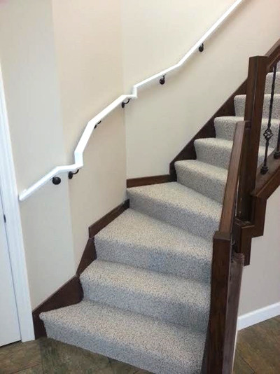 Cầu thang được trải thảm ấm áp, có lan can, ốp gỗ ở chân tường. Tuy nhiên, bạn dễ gặp nguy hiểm khi lưu thông trong nhà. nhung-thiet-ke-cau-thang-ton-tien-nhung-de-gay-hoa