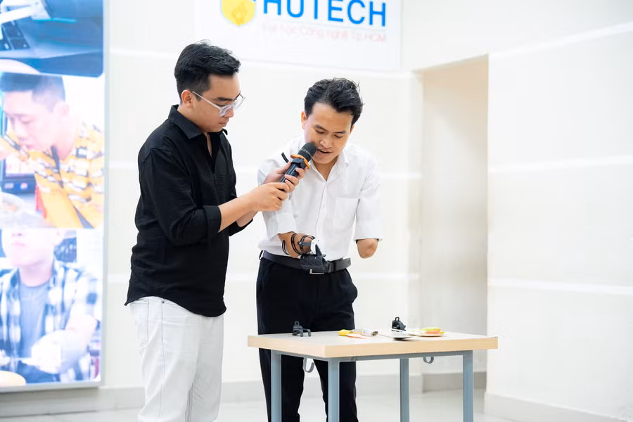 Nguyễn Ngọc Nhứt trình bày dự án trước hội đồng giám khảo. Ảnh: XDung