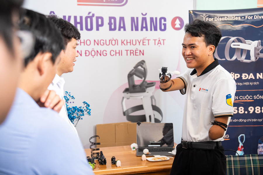 Dự án Bộ khớp đa năng - Hỗ trợ cho người khuyết tật vận động chi trên của bạn trẻ Nguyễn Ngọc Nhứt đã giành ngôi vị Quán quân HUTECH Startup Wings 2024. Ảnh: XDung