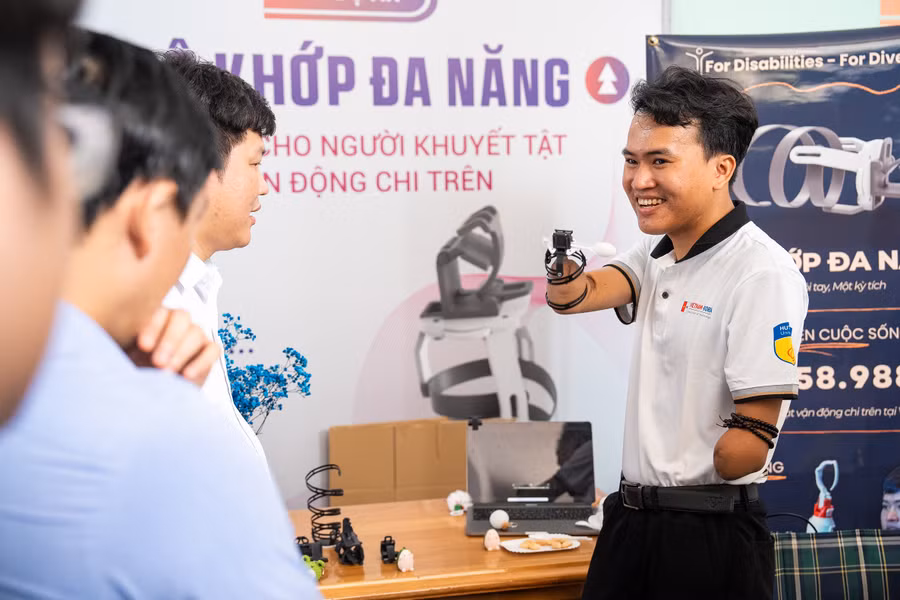 Dự án Bộ khớp đa năng - Hỗ trợ cho người khuyết tật vận động chi trên của bạn trẻ Nguyễn Ngọc Nhứt đã giành ngôi vị Quán quân HUTECH Startup Wings 2024. Ảnh: XDung