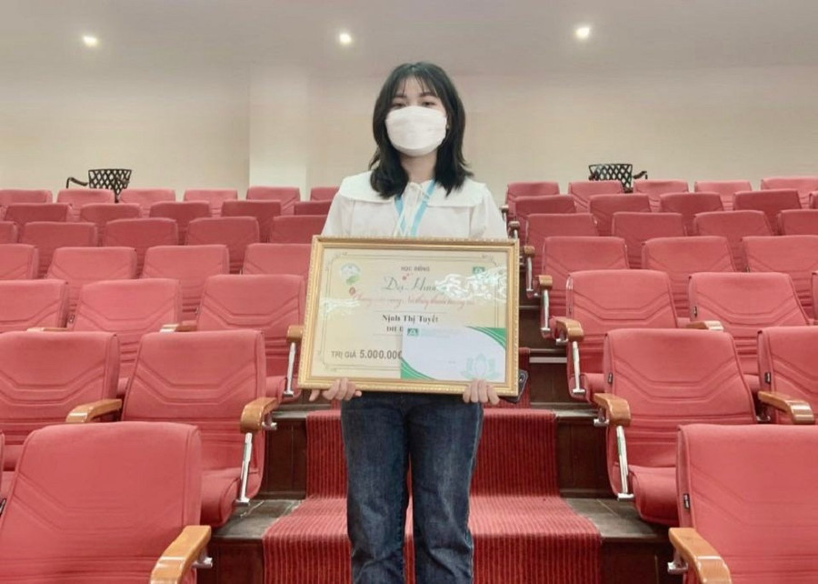 Trong quá trình học tập sinh viên Nịnh Thị Tuyết đã được nhận nhiều học bổng có giá trị. Trong quá trình học tập sinh viên Nịnh Thị Tuyết đã được nhận nhiều học bổng có giá trị.