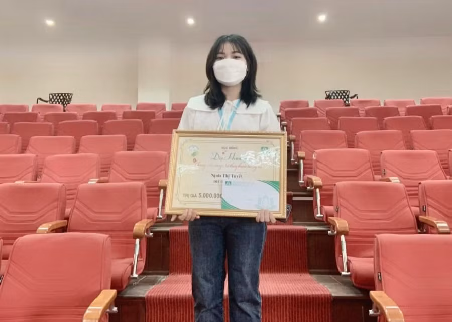 Trong quá trình học tập sinh viên Nịnh Thị Tuyết đã được nhận nhiều học bổng có giá trị.