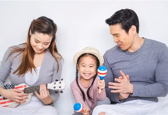 Hãy nhớ khen ngợi con khi chúng thể hiện những thay đổi hành vi tích cực. (Ảnh: ITN).