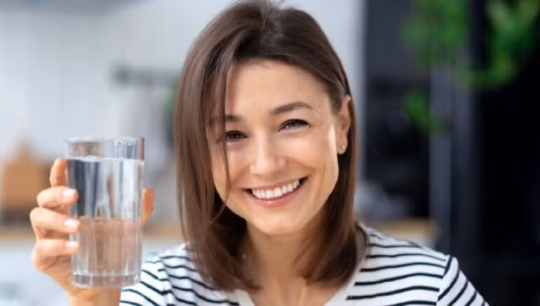 Trong một thế giới tràn ngập những “mốt” chăm sóc sức khỏe thời thượng, chúng ta dễ dàng bỏ qua những thứ cơ bản như nước. (Ảnh: ITN) 