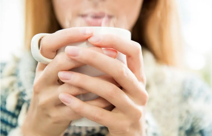 Chuyên gia khuyên bạn nên tránh uống nước quá nóng vì nó có thể gây bỏng miệng và cổ họng. (Ảnh: ITN)