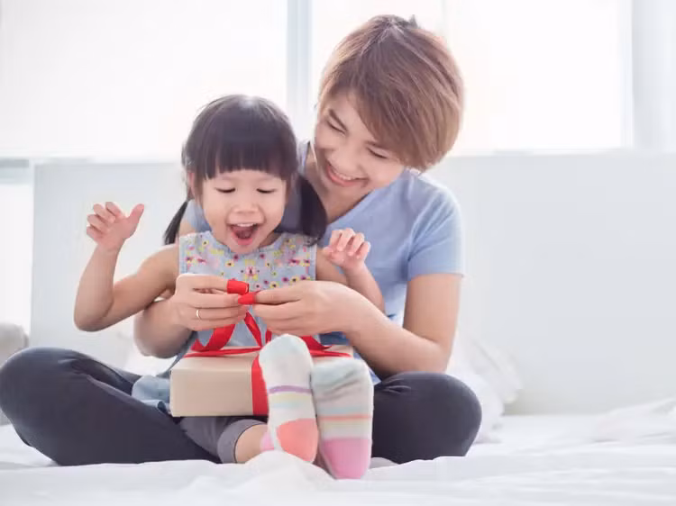 Cha mẹ cần chỉ cho con cách đối mặt với khó khăn theo hướng tích cực. (Ảnh: ITN).