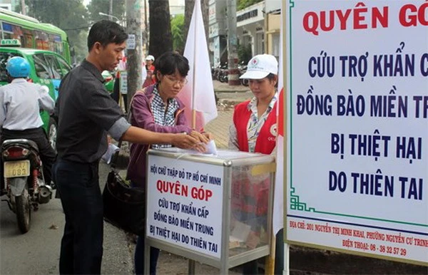 Người dân TPHCM ủng hộ đồng bào miền Trung và Tây Nguyên sau lời kêu goọi của Ủy ban MTTQ Việt Nam TPHCM