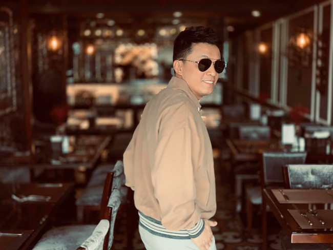 Hậu nghi vấn lục đục tình cảm, vợ chồng Lam Trường lại ngọt ngào thế này đây - Ảnh 1. Hậu nghi vấn lục đục tình cảm, vợ chồng Lam Trường lại ngọt ngào thế này đây - Ảnh 1.