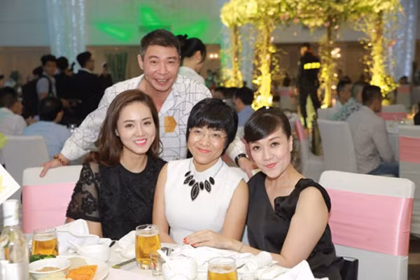 Công Lý vui vẻ khi bạn gái và vợ trước hòa hợp với nhau. 