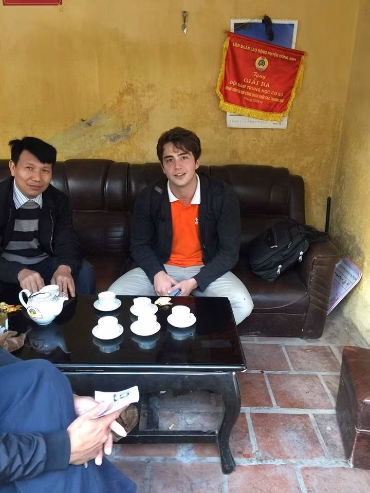 Thầy giáo Tây đẹp trai tựa "nam thần" gây "sốt" mạng ảnh 3