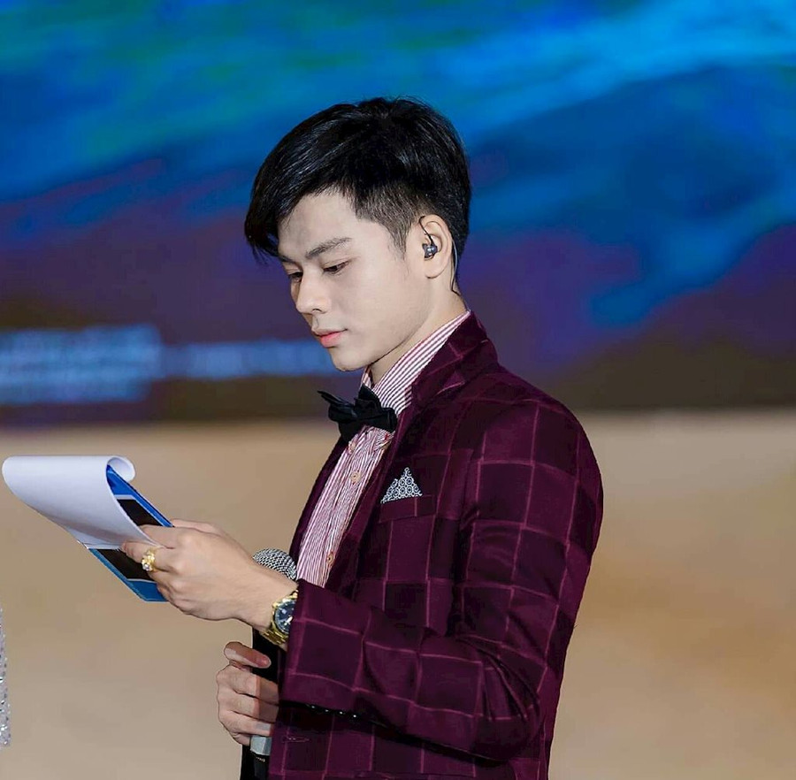 Chàng nhân viên ngân hàng điển trai, dáng đẹp chuẩn người mẫu ảnh 2