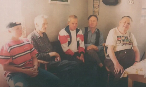 Ông Hjukstrom (mặc vest đen bên ngoài, thứ hai từ phải qua trái)thỉnh thoảng về Thuỵ Điển thăm người nhà. Ảnh: CBC.