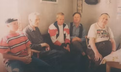 Ông Hjukstrom (mặc vest đen bên ngoài, thứ hai từ phải qua trái)thỉnh thoảng về Thuỵ Điển thăm người nhà. Ảnh: CBC.