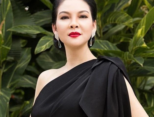 Nhan sắc xinh đẹp khó tin của Thủy Hương dù từng sinh con thứ 3 ở tuổi 52