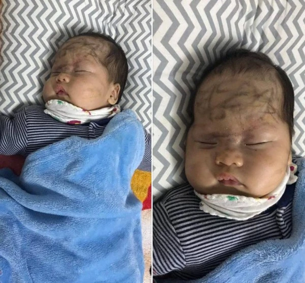 Cậu bé say sưa trong giấc ngủ bị cô chị vẽ chi chít đầy mặt.