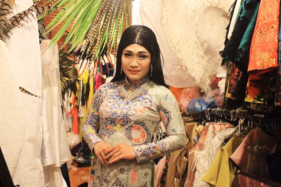 Bí mật quá khứ đau đớn của "cô đào chuyển giới" Sài Gòn