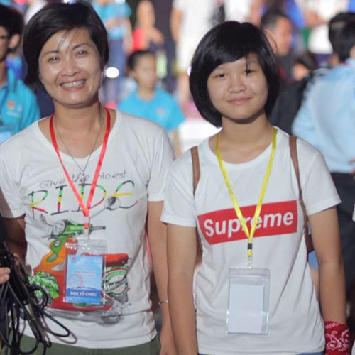 Người vợ đầu và con gái Công Lý. 