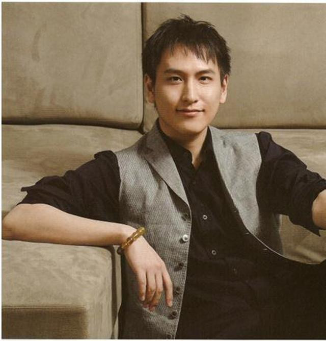 Thiếu gia điển trai 18 tuổi thành tỷ phú nhưng U40 vẫn chưa có vợ ảnh 5 thieu gia hong kong dep trai nhu tai tu, 18 tuoi thanh ty phu nhung u40 van chua lay vo - 5