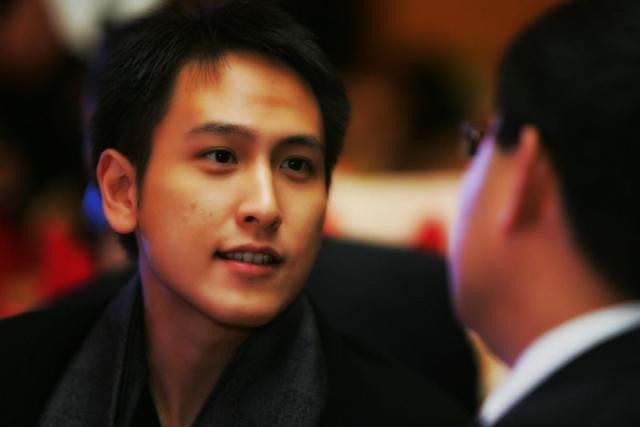 Thiếu gia điển trai 18 tuổi thành tỷ phú nhưng U40 vẫn chưa có vợ ảnh 1 thieu gia hong kong dep trai nhu tai tu, 18 tuoi thanh ty phu nhung u40 van chua lay vo - 1