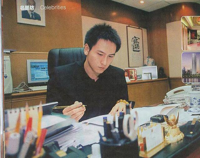 Thiếu gia điển trai 18 tuổi thành tỷ phú nhưng U40 vẫn chưa có vợ ảnh 3 thieu gia hong kong dep trai nhu tai tu, 18 tuoi thanh ty phu nhung u40 van chua lay vo - 3