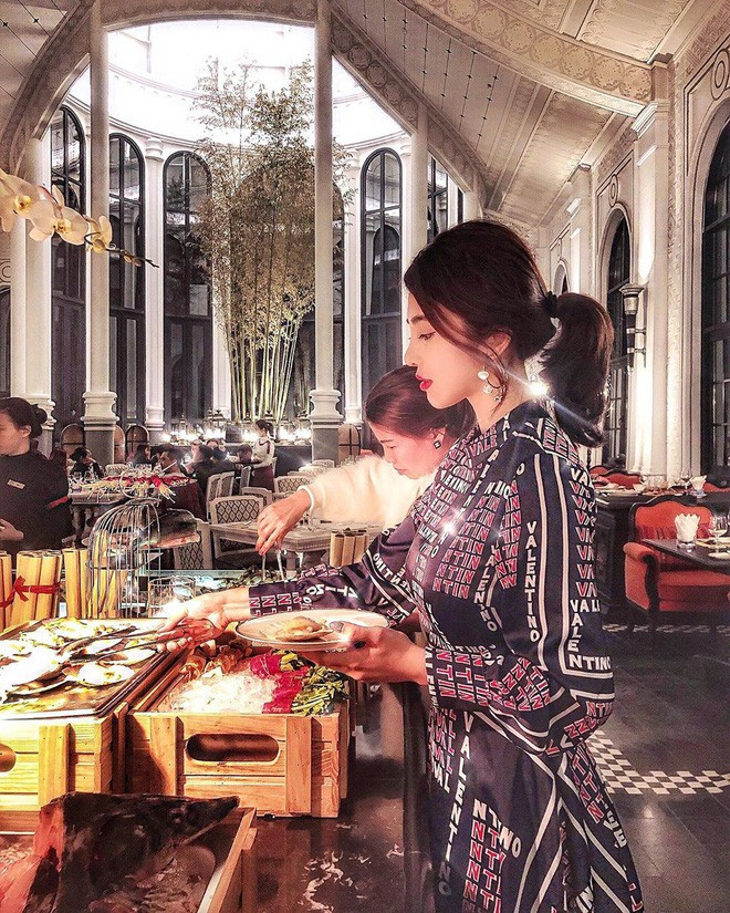 Tiệc năm mới của Rich Kid Việt: Hội em chồng Hà Tăng dẫn đầu về độ sang chảnh ảnh 5 Tiệc năm mới của Rich Kid Việt: Hội em chồng Hà Tăng dẫn đầu về độ sang chảnh ảnh 5