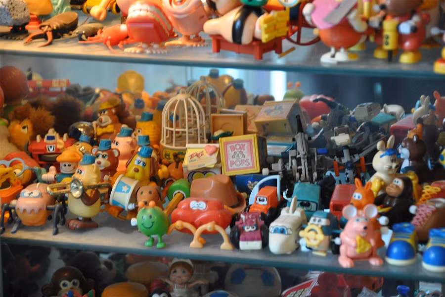 Gặp gỡ Tim Rowett, người đàn ông dành 60 năm cuộc đời để sưu tập 25.000 món đồ chơi độc lạ.