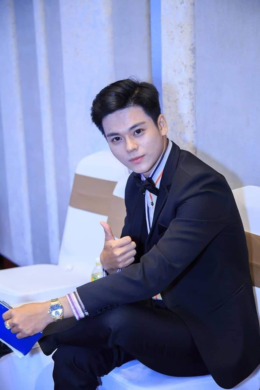 Chàng nhân viên ngân hàng điển trai, dáng đẹp chuẩn người mẫu ảnh 1