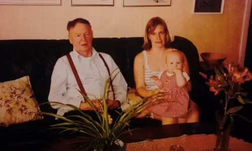 Ông Hjukstrom và người thân ở Thuỵ Điển. Ảnh: CBC.