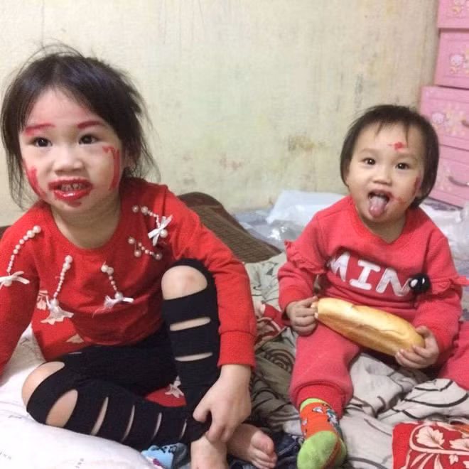 Mẹ bận bán hàng, hai chị em tự trang điểm cho nhau. 