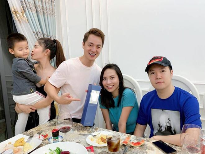 Bất ngờ thiệp cưới giản dị khó tin của nam ca sĩ Lê Hiếu
