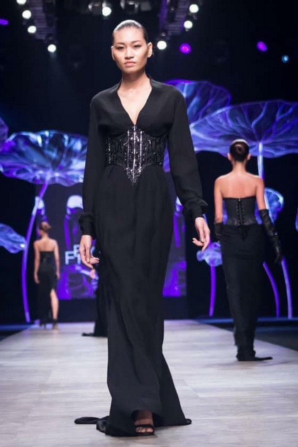 Kim Anh trình diễn thời trang khi còn khỏe mạnh.