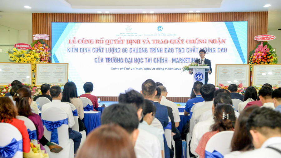 PGS.TS. Phạm Tiến Đạt, Hiệu trưởng Nhà trường phát biểu tại lễ đón nhận Giấy chứng nhận đạt chuẩn kiểm định 6 ngành chất lượng cao.