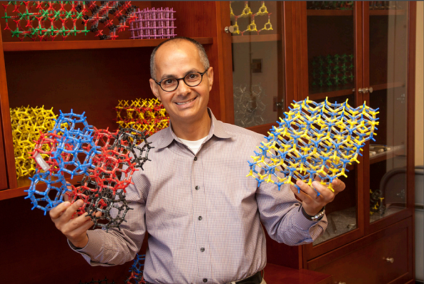 GS Yaghi trong văn phòng làm việc