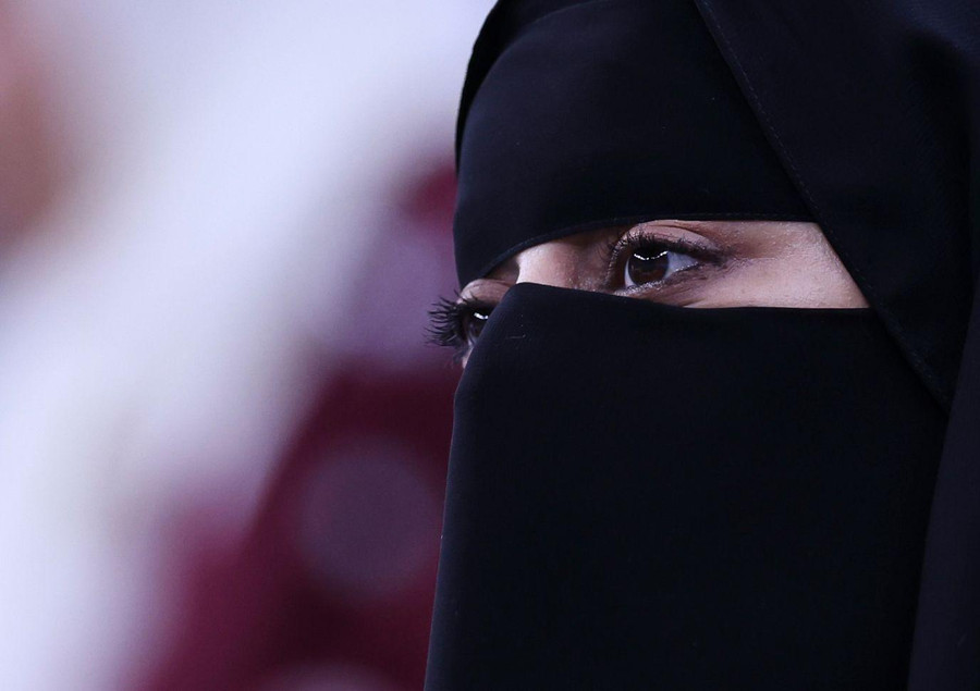 Một người hâm mộ Qatar trên khán đài sân Al Bayt hôm chủ nhật. Một người hâm mộ Qatar trên khán đài sân Al Bayt hôm chủ nhật.