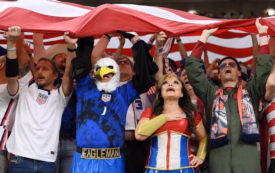 Cổ động viên của xứ cờ hoa phủ một hình ảnh đầy màu sắc trên khắp khán đài.