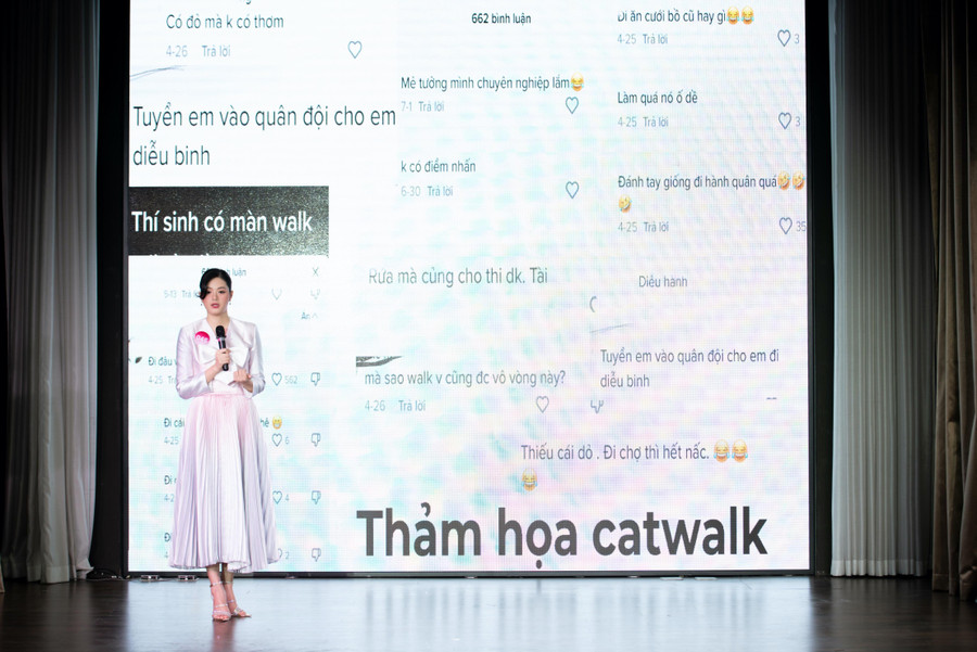 Thí sinh Nguyễn Thị Hoài Ngọc – SBD 045 với tiết mục thuyết trình về Mental Health. Cô bật khóc khi chia sẻ về hành trình vượt qua những lời chê bai ngoại hình để tự tin đến với cuộc thi Hoa hậu Việt Nam 2022. Thí sinh Nguyễn Thị Hoài Ngọc – SBD 045 với tiết mục thuyết trình về Mental Health. Cô bật khóc khi chia sẻ về hành trình vượt qua những lời chê bai ngoại hình để tự tin đến với cuộc thi Hoa hậu Việt Nam 2022.