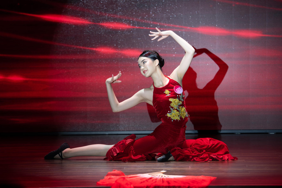 Thí sinh Hoàng Hương Giang – SBD 177 với tiết mục múa Kẽo cà Kẽo kẹt. Thí sinh Hoàng Hương Giang – SBD 177 với tiết mục múa Kẽo cà Kẽo kẹt.